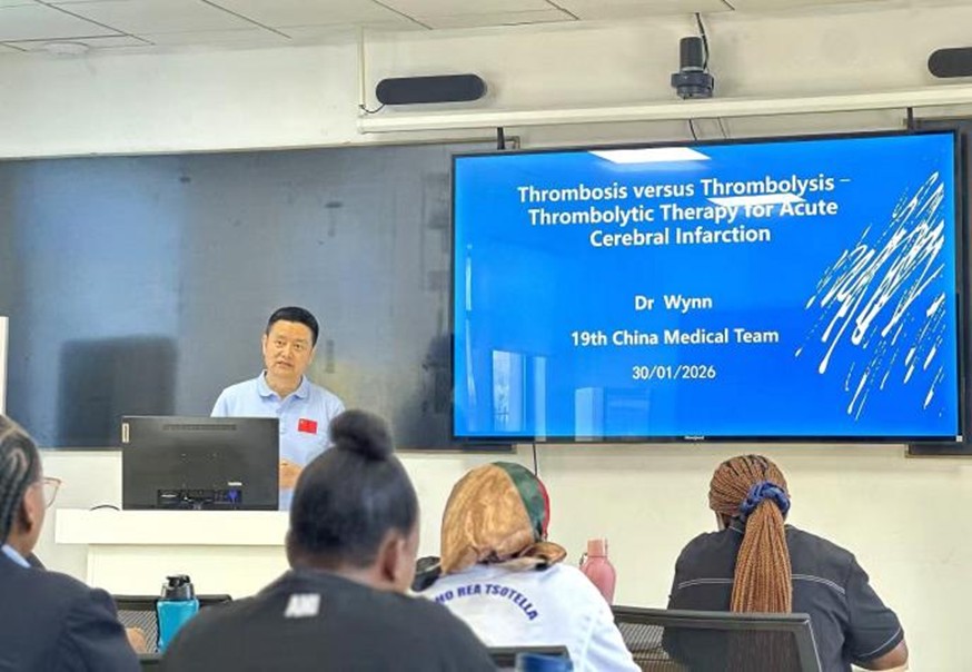 中国（湖北）第19批援莱索托医疗队队长吴辉进行急性脑梗溶栓专题授课。中国援莱索托医疗队供图