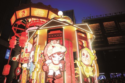 BFC北区广场，宫灯旋转木马装置点亮夜空。记者 海沙尔 摄