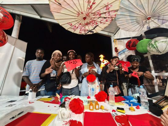 图为安哥拉民众在罗安达湾参加中国春节庙会。(中国驻安哥拉大使馆供图)