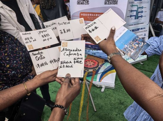 图为安哥拉民众在罗安达湾参加中国春节庙会。(中国驻安哥拉大使馆供图)