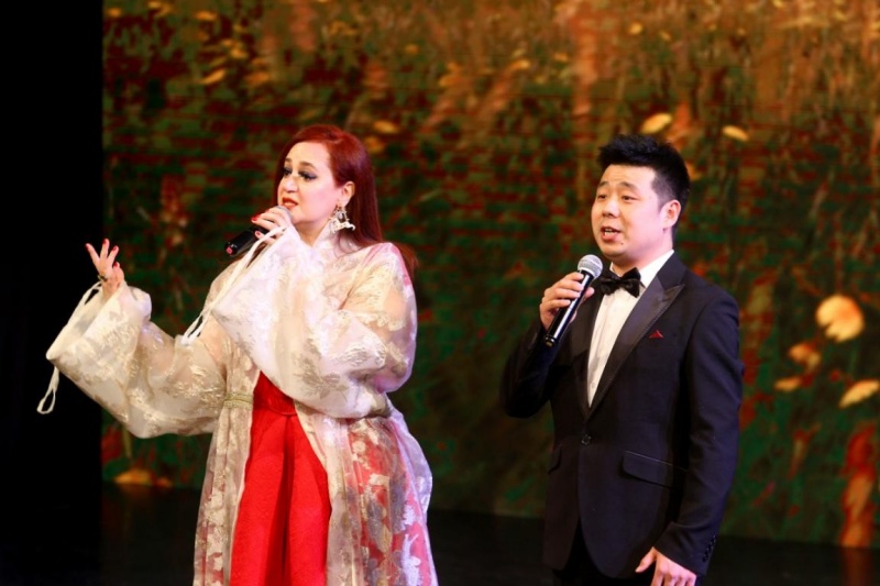 中约歌手联袂演出,纳达尔·达乌德摄