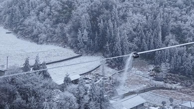 除冰机器人开展线路除冰作业。受访者供图