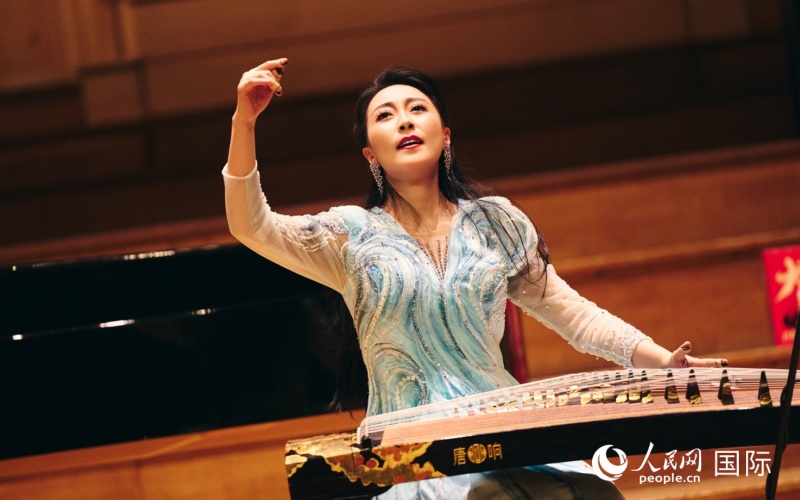 中国古筝演奏家苏畅弹奏《百花引》。杨浩鹏摄