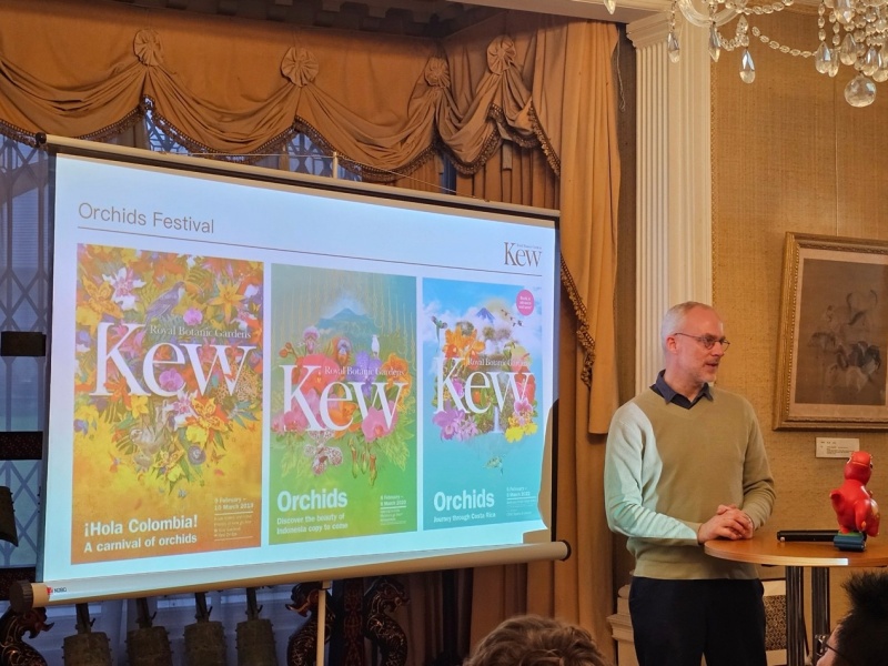 英国皇家植物园（邱园）兰花展项目负责人介绍活动情况。 徐量摄