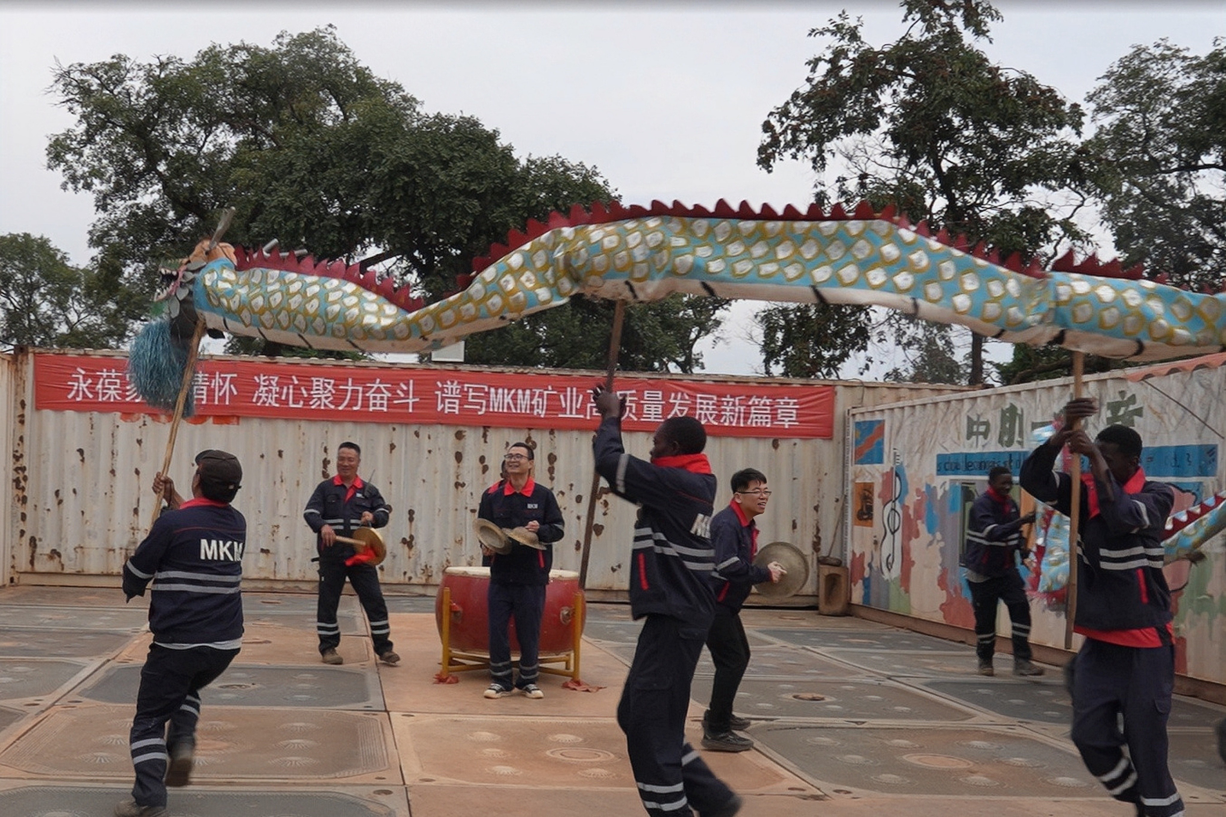 中刚员工一起舞龙。中铁资源供图