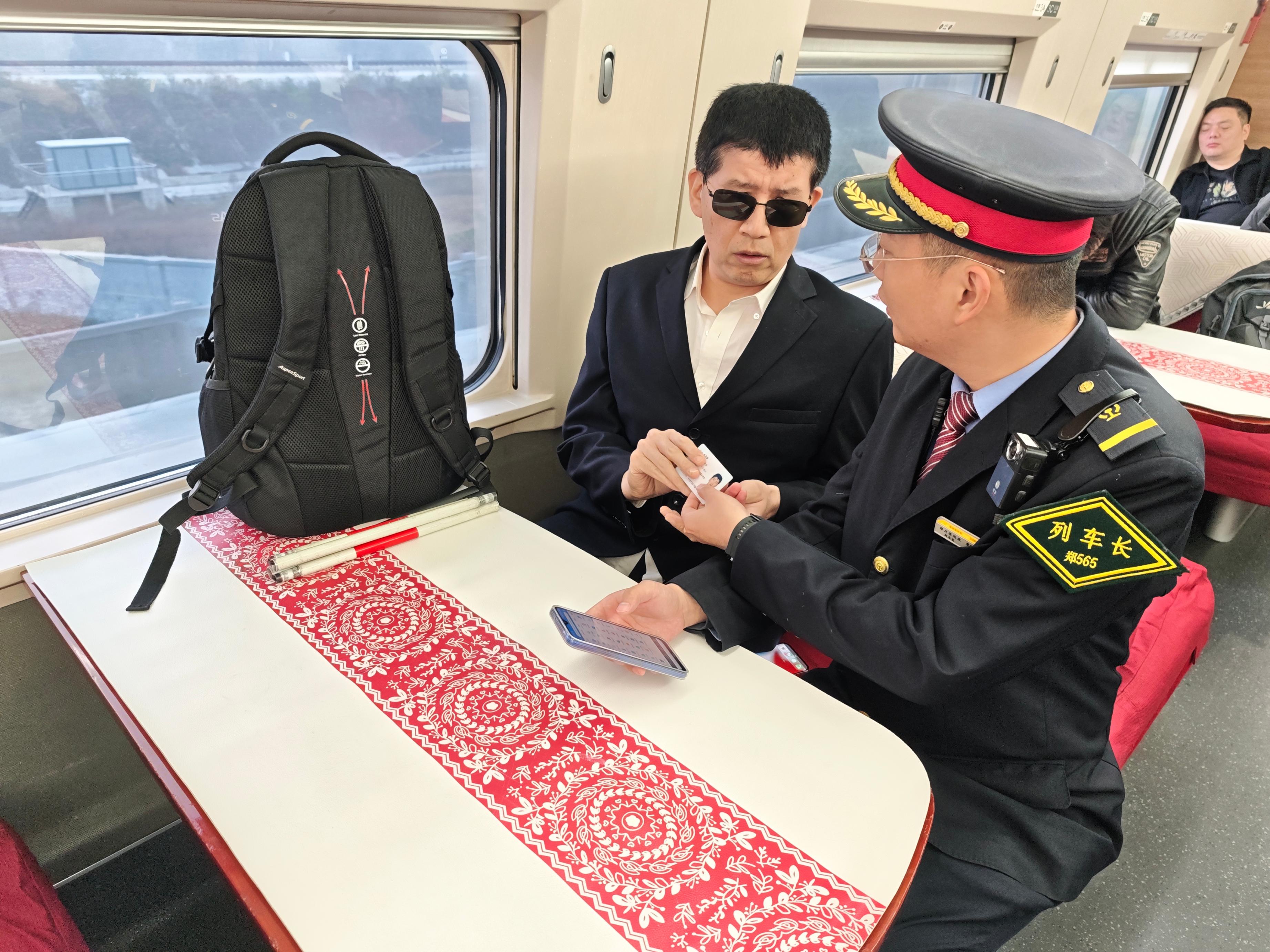 李圳懋引导盲人团队至餐车休息。受访者供图