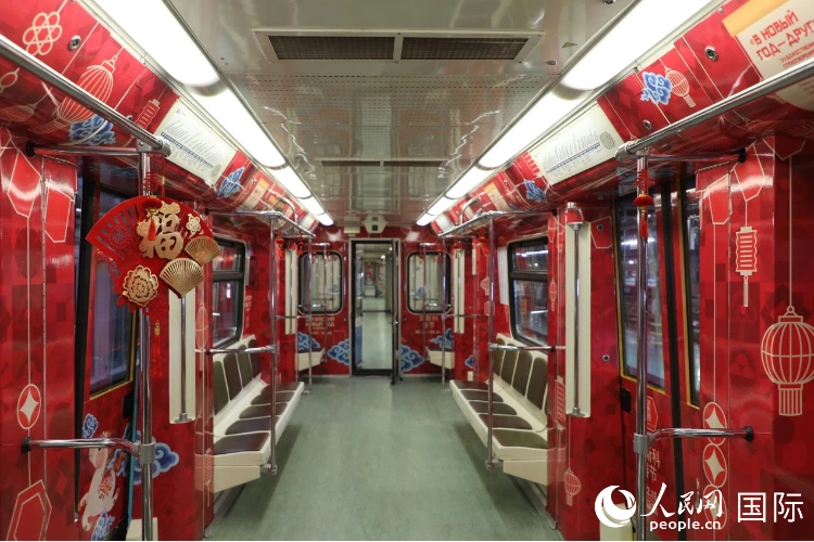 图为莫斯科地铁春节主题列车车厢内部。人民网记者 肖新新摄