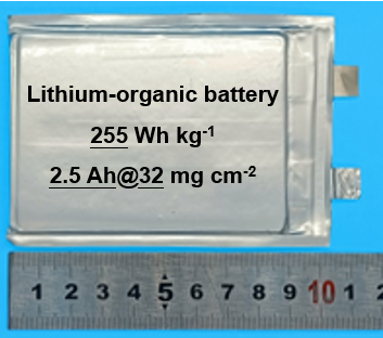 能量密度超过250瓦时/公斤的有机软包电池。(天津大学供图)