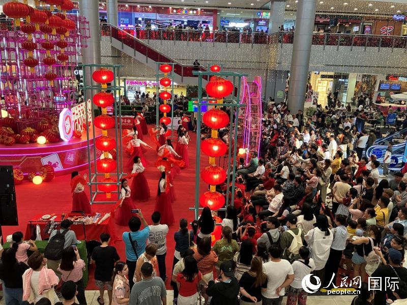 菲律宾红溪礼示大学孔子学院在克拉克市隆重举办2026春节庆祝活动,吸引千余名当地民众观看。人民网记者 樊帆摄