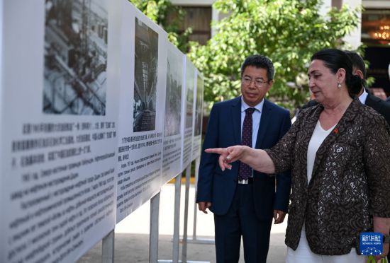 7月1日,嘉宾在塔吉克斯坦首都杜尚别参观中国式现代化成就图片展。新华社记者 冯开华 摄